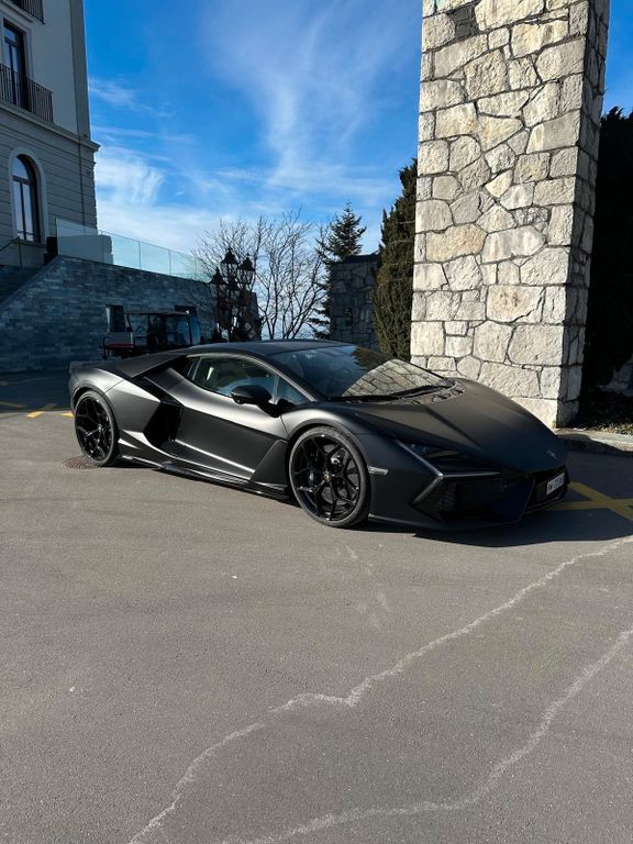 Lamborghini Revuelto 2024