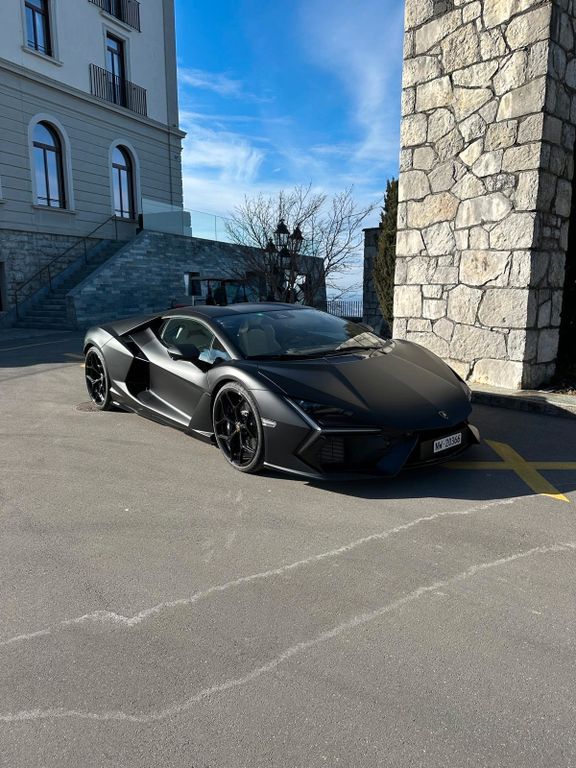 Lamborghini Revuelto 2024