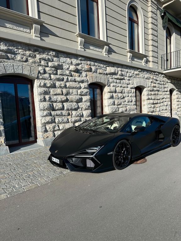 Lamborghini Revuelto 2024