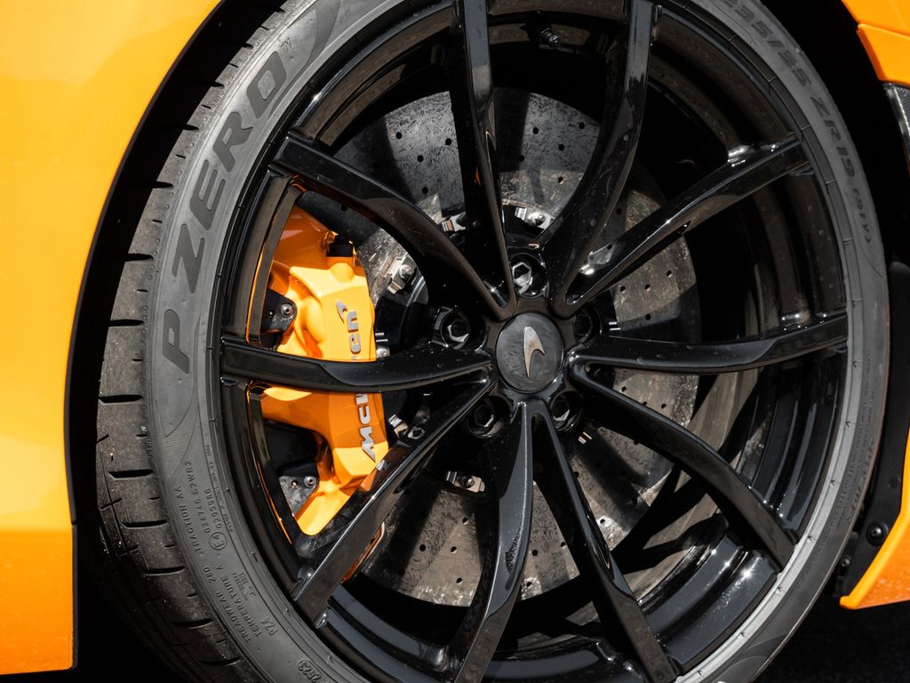 McLaren Artura 2024
