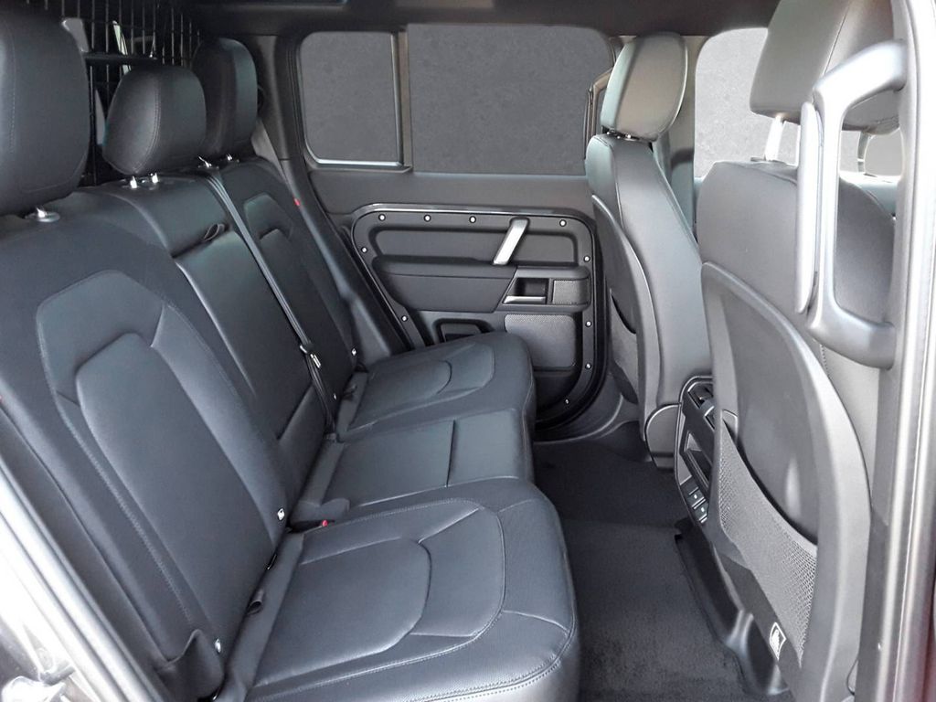 Land Rover Defender 2023