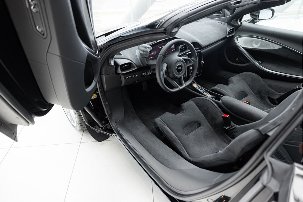 McLaren Artura 2025