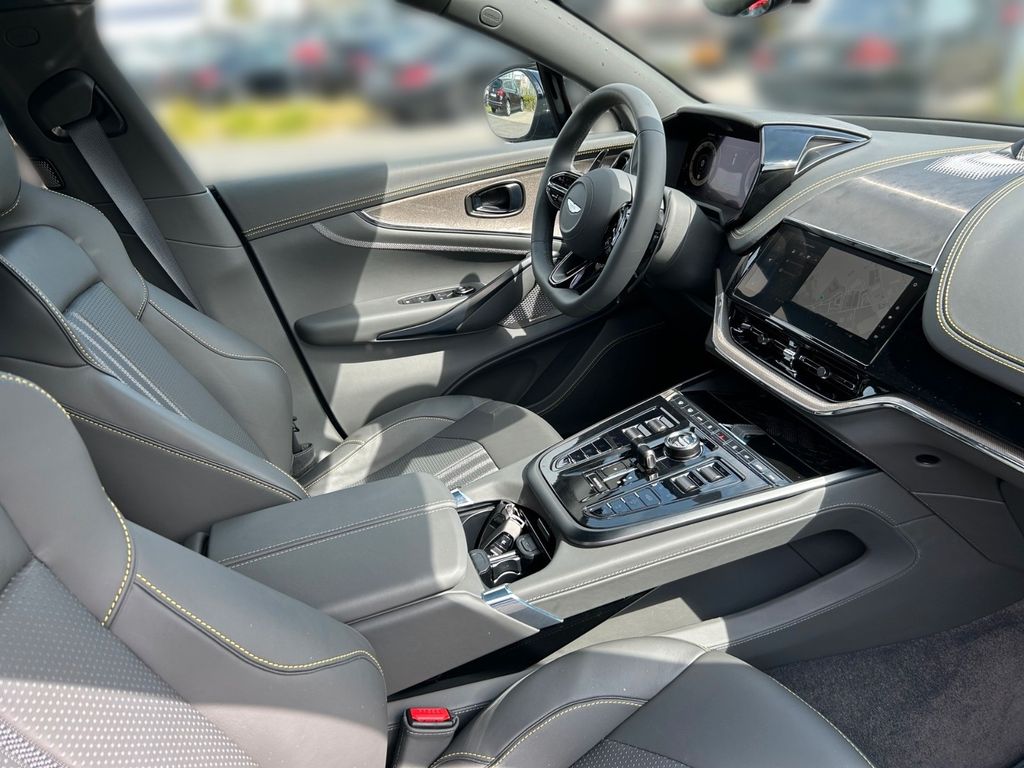 Aston Martin DBX 2024