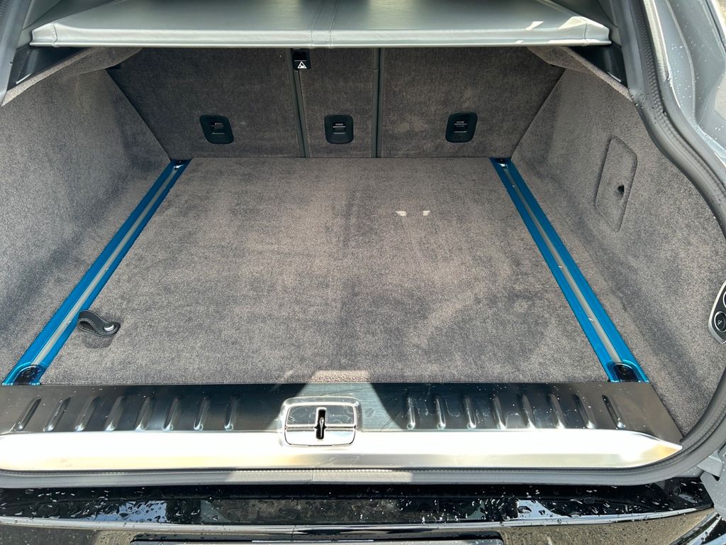 Aston Martin DBX 2024