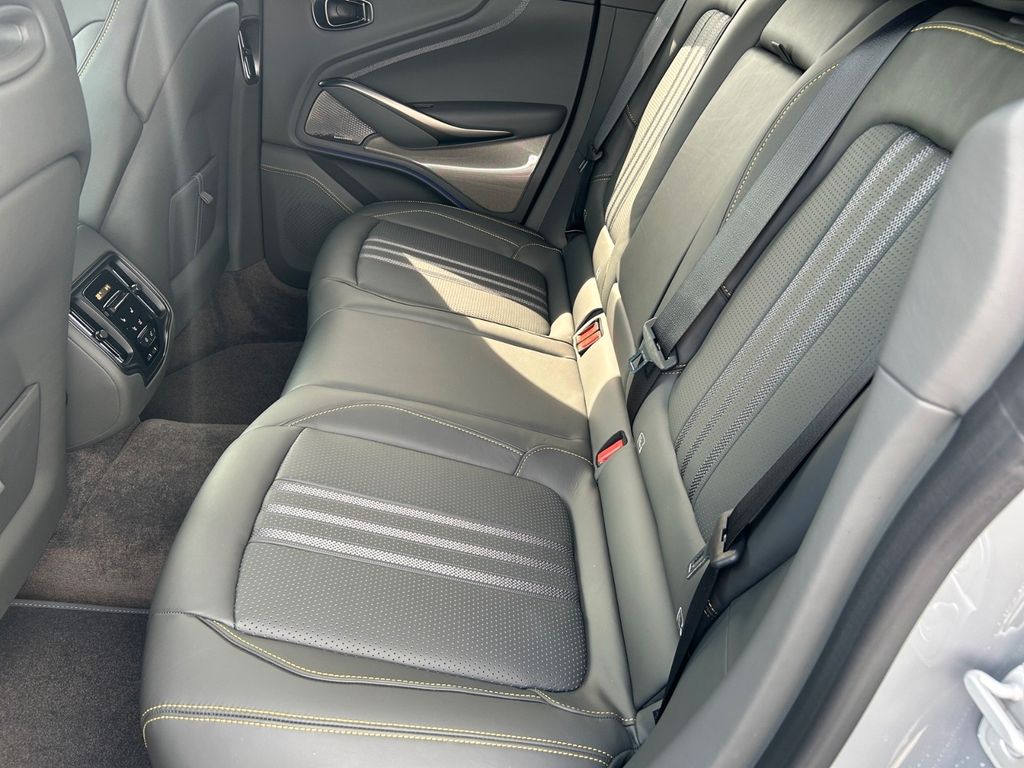 Aston Martin DBX 2024