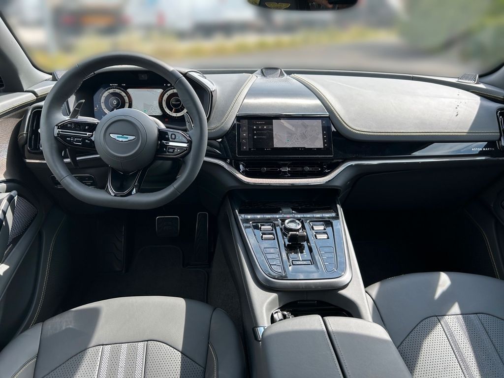 Aston Martin DBX 2024