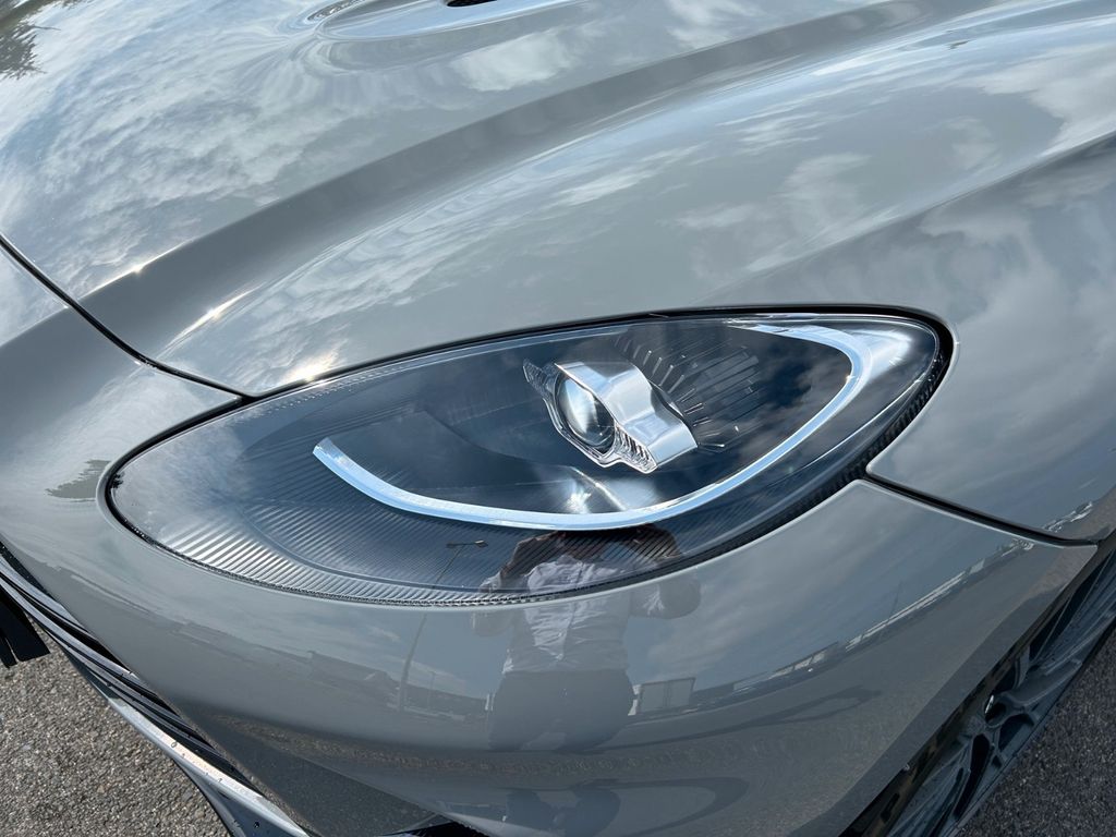 Aston Martin DBX 2024