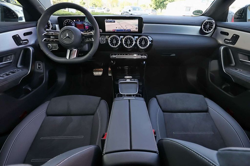 Mercedes-Benz CLA 200 2025