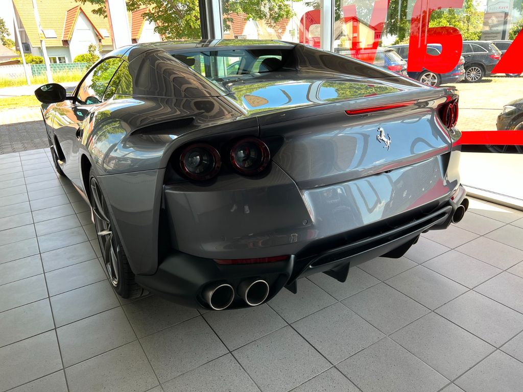 Ferrari 812 2022
