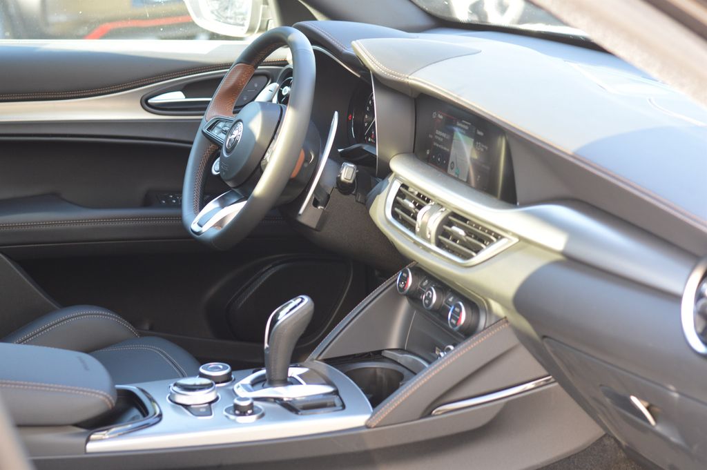 Alfa Romeo Stelvio 2025