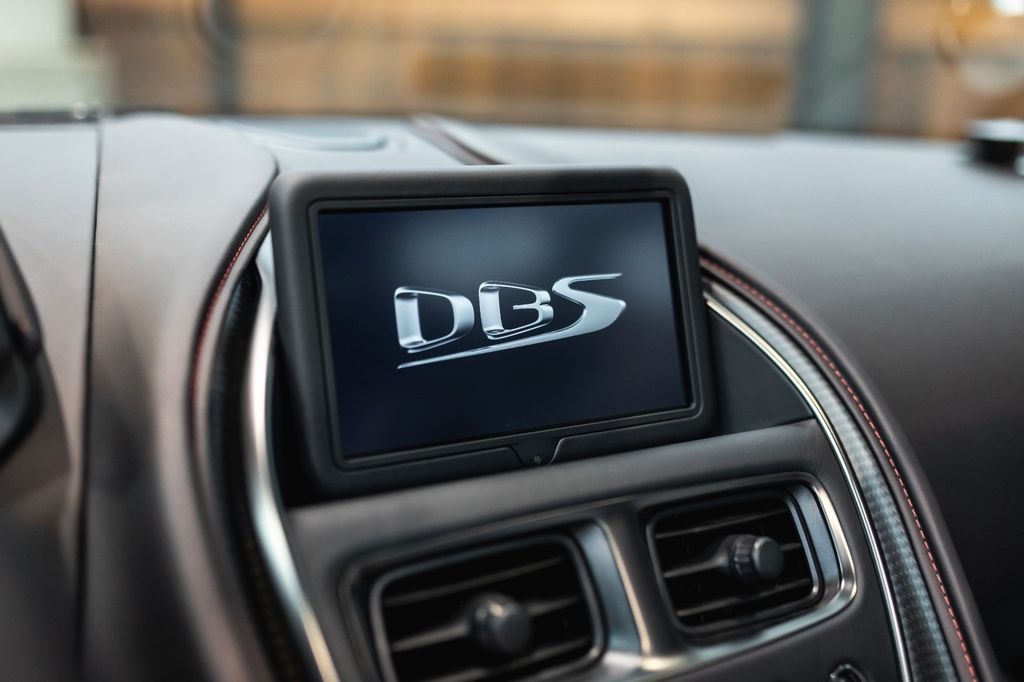 Aston Martin DBS 2025