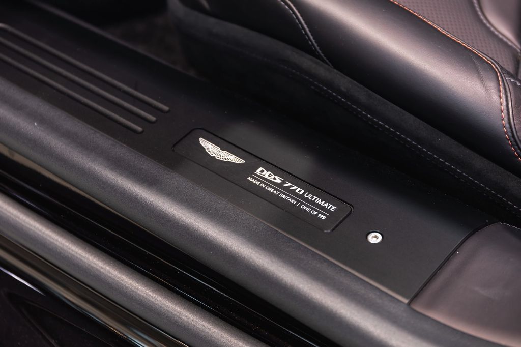 Aston Martin DBS 2025