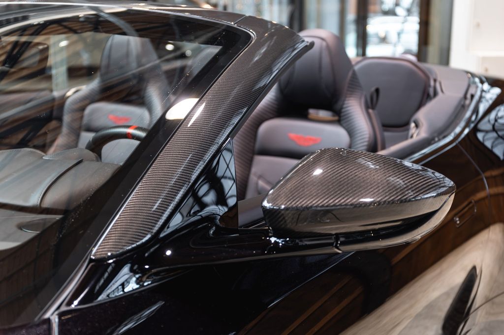 Aston Martin DBS 2025