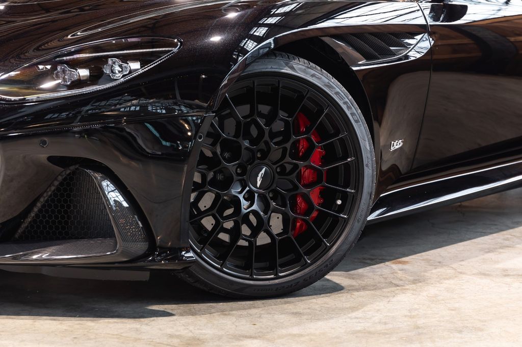 Aston Martin DBS 2025