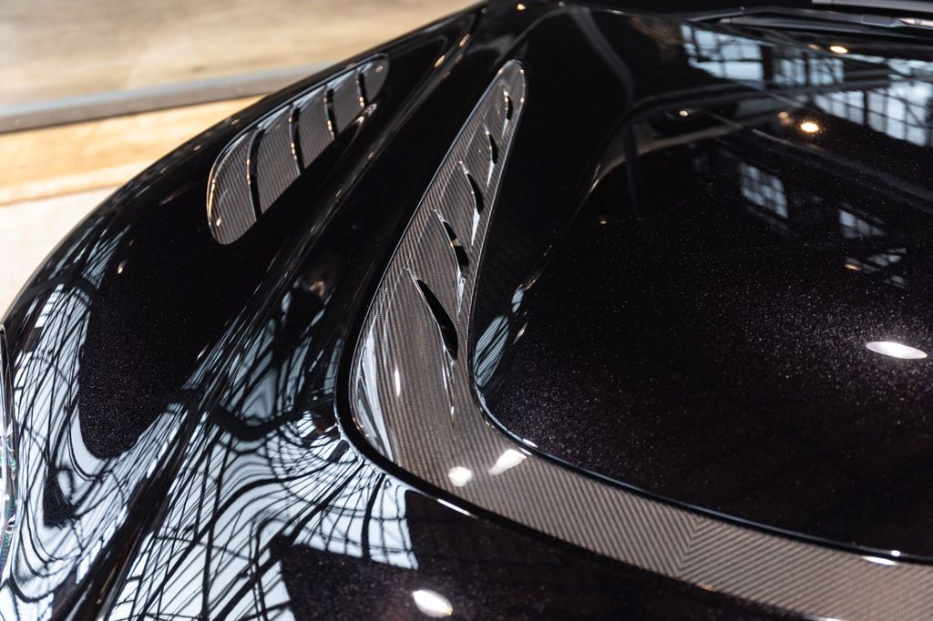 Aston Martin DBS 2025