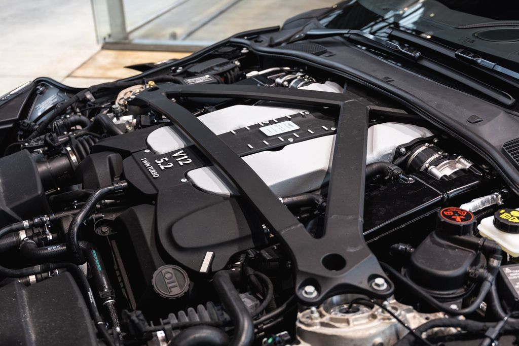 Aston Martin DBS 2025