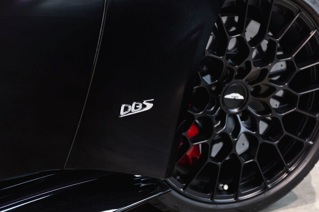 Aston Martin DBS 2025