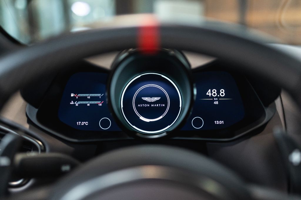 Aston Martin DBS 2025