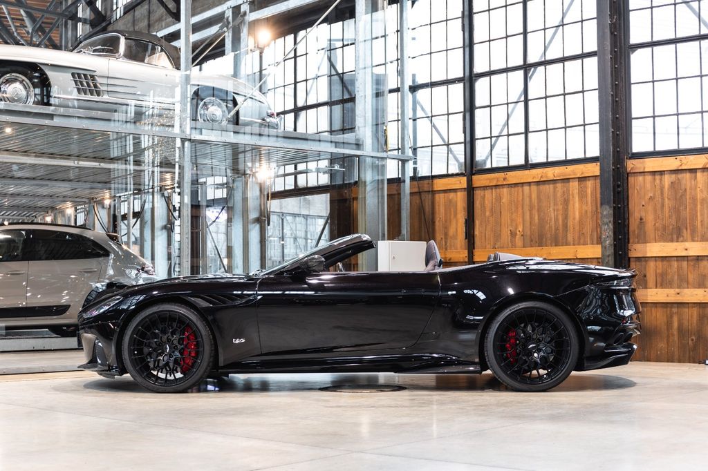 Aston Martin DBS 2025