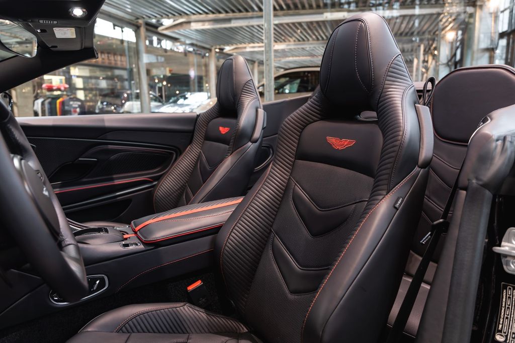 Aston Martin DBS 2025