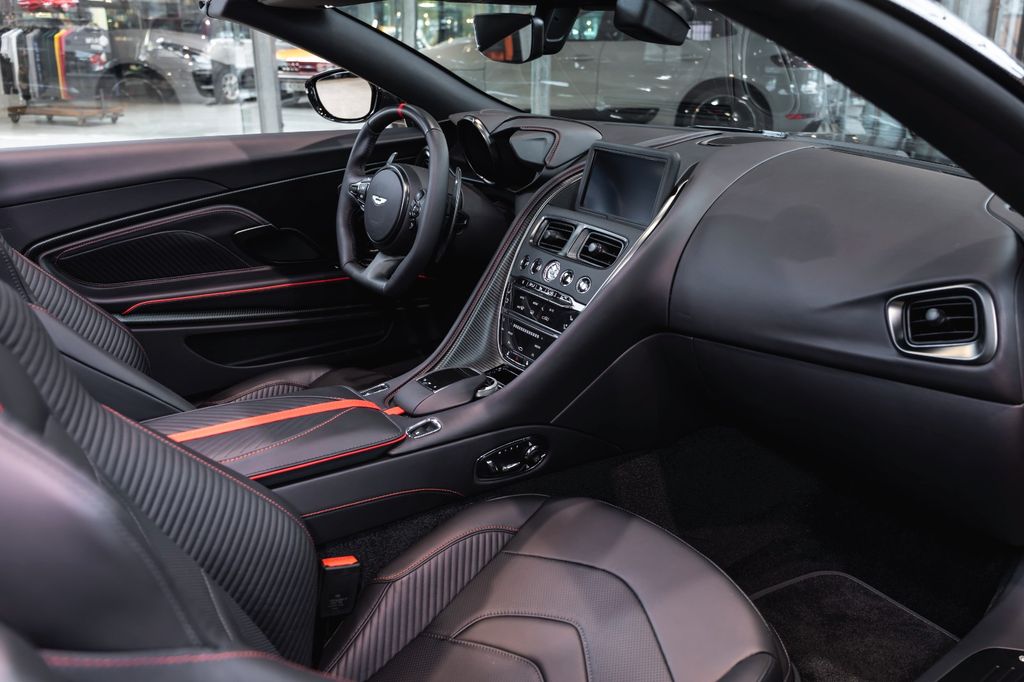 Aston Martin DBS 2025