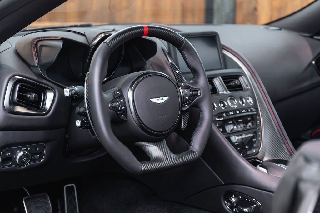 Aston Martin DBS 2025