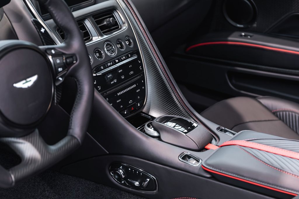 Aston Martin DBS 2025