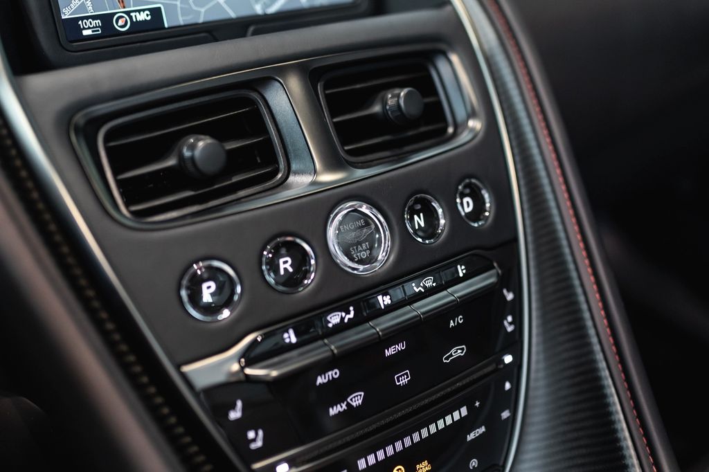 Aston Martin DBS 2025