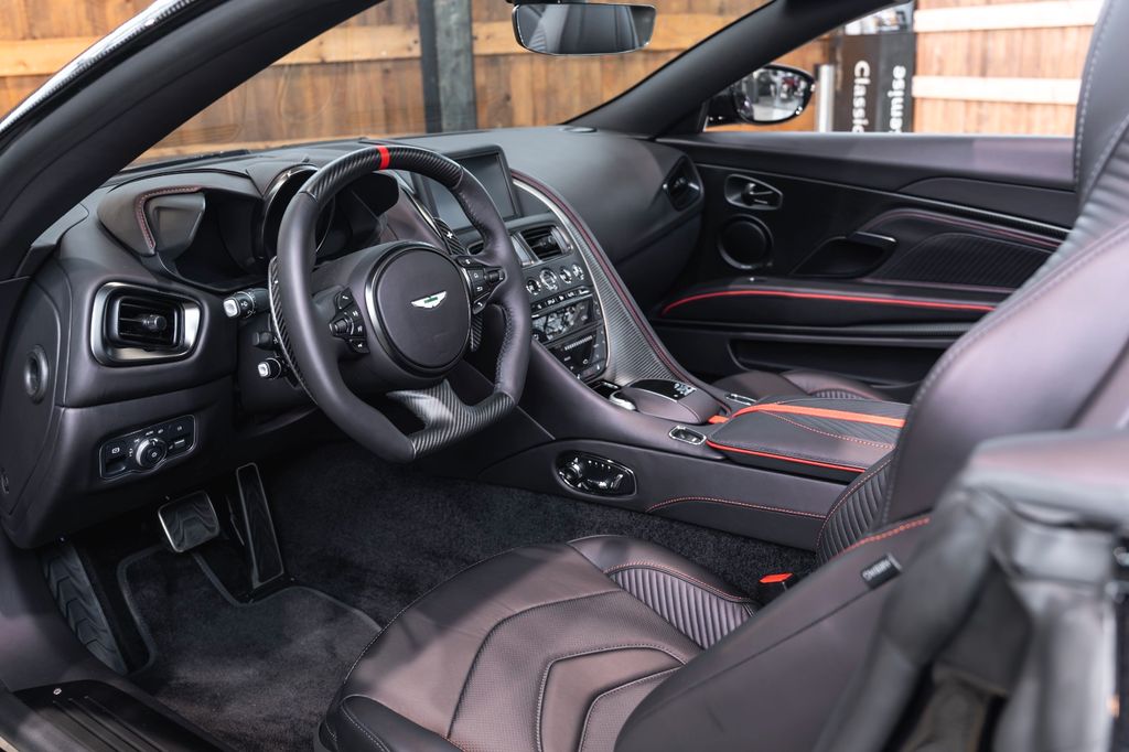 Aston Martin DBS 2025
