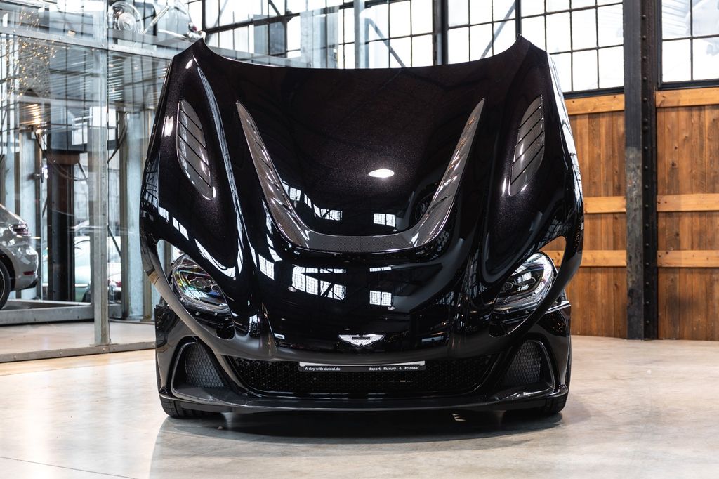 Aston Martin DBS 2025