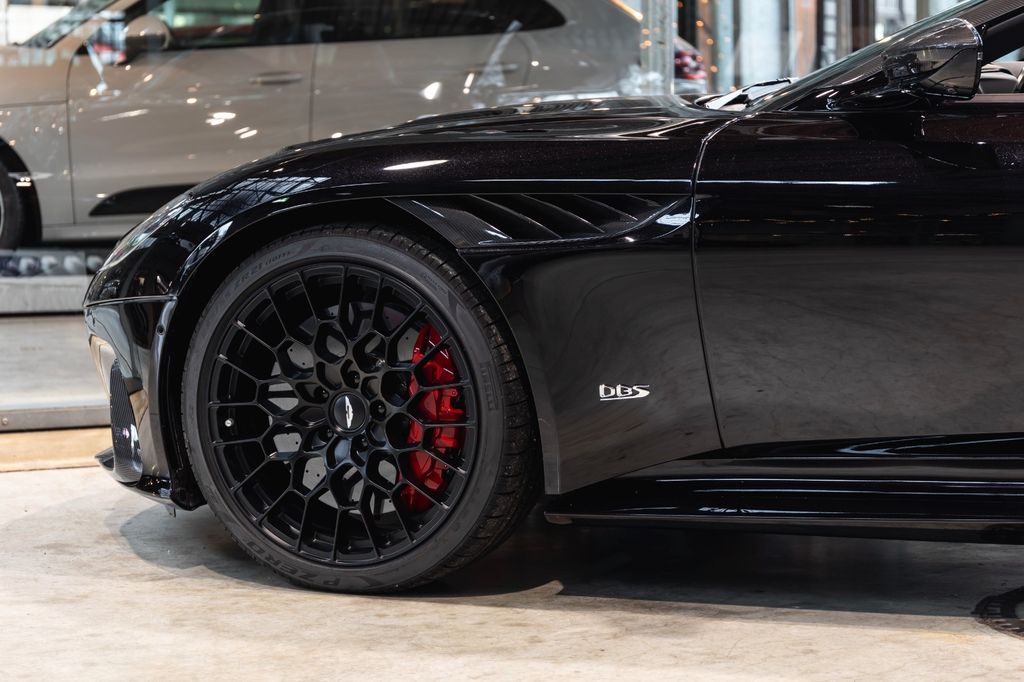 Aston Martin DBS 2025