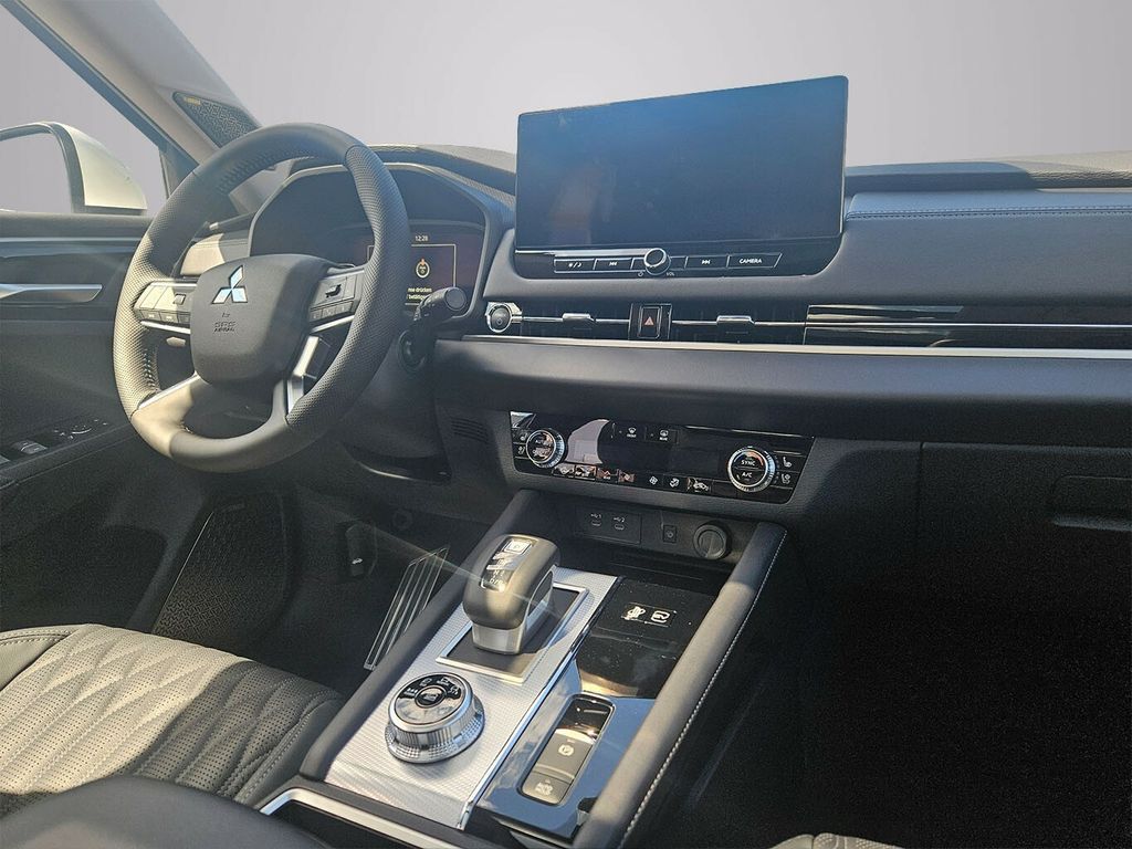 Mitsubishi Plug-in Hybrid Outlander 2025