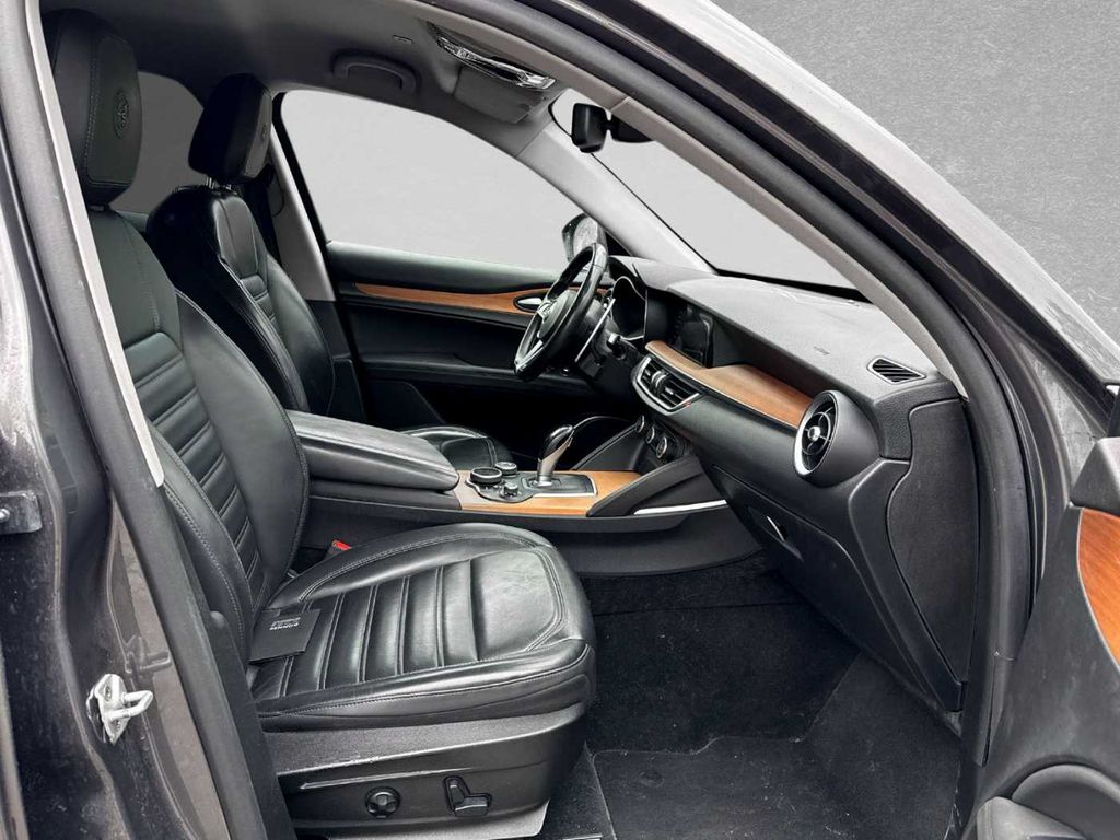 Alfa Romeo Stelvio 2017