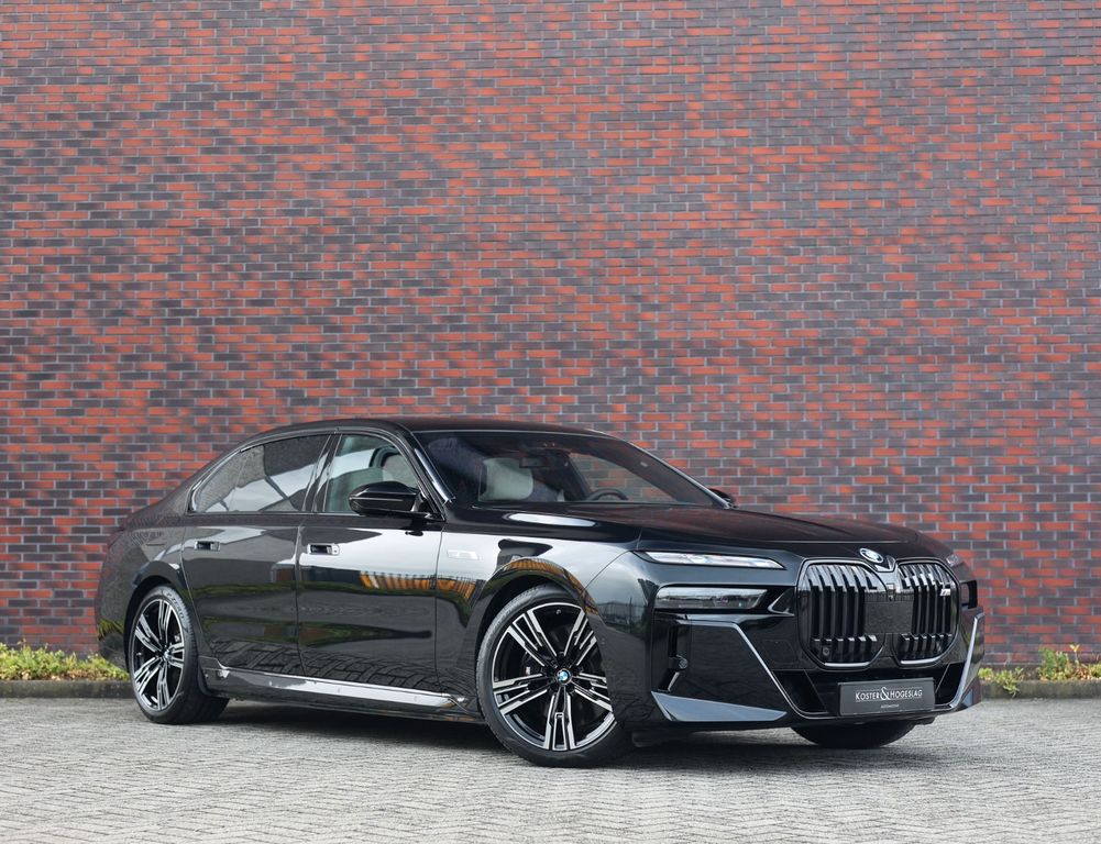 BMW M760 2023