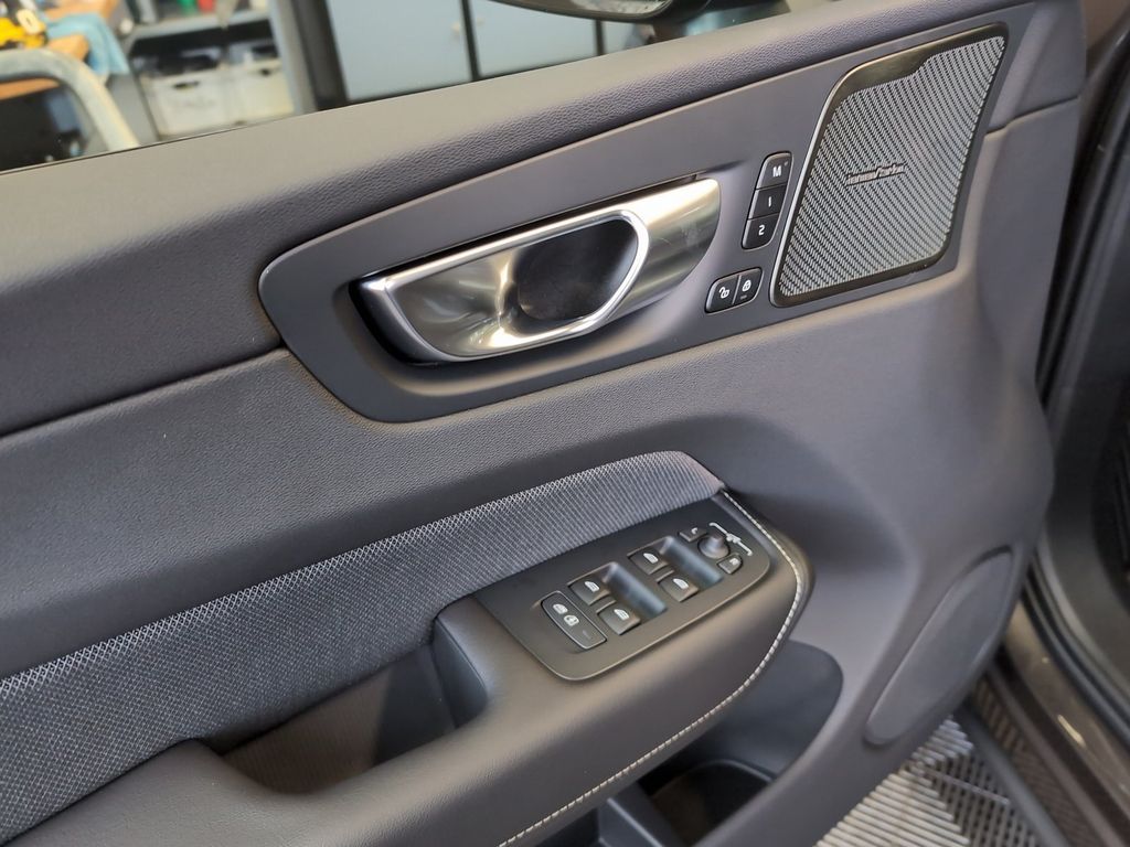Volvo XC60 2025