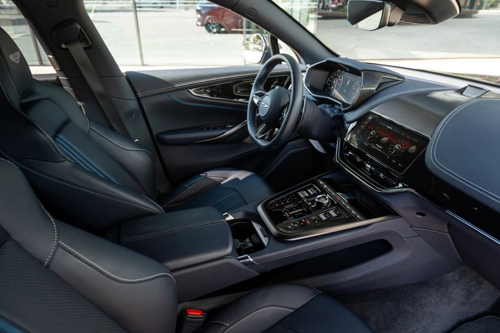 Aston Martin DBX 2024