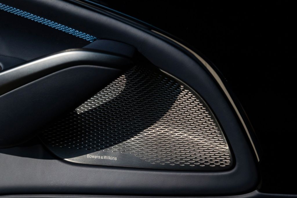 Aston Martin DBX 2024