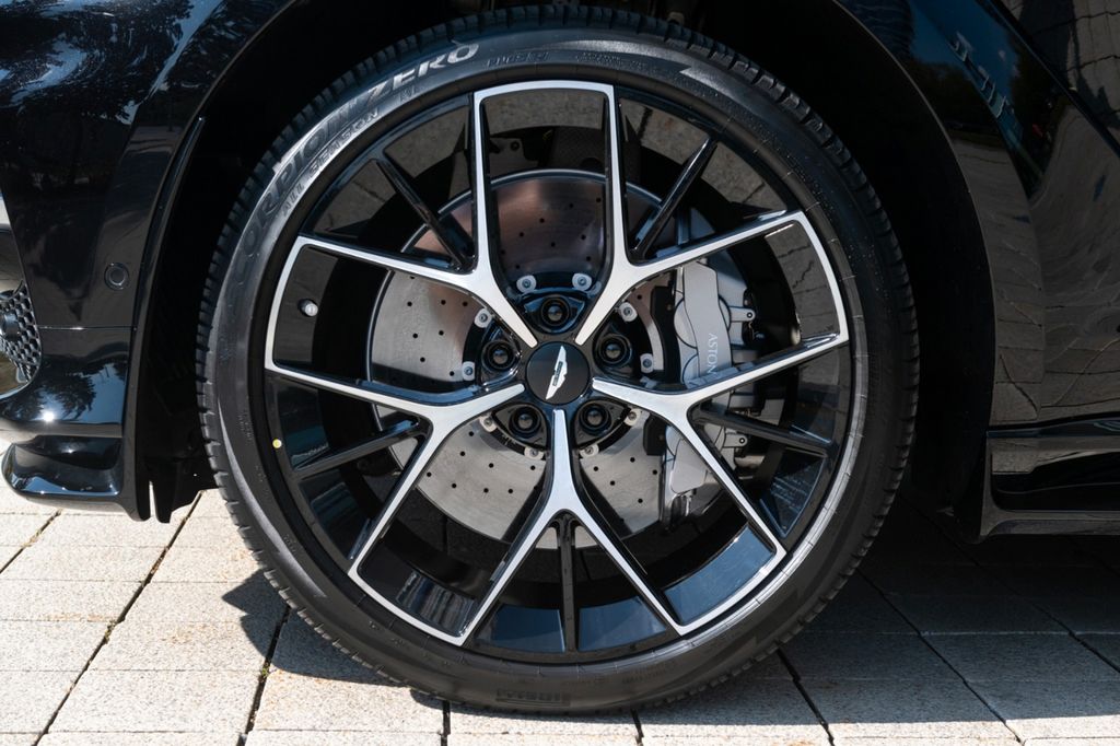 Aston Martin DBX 2024