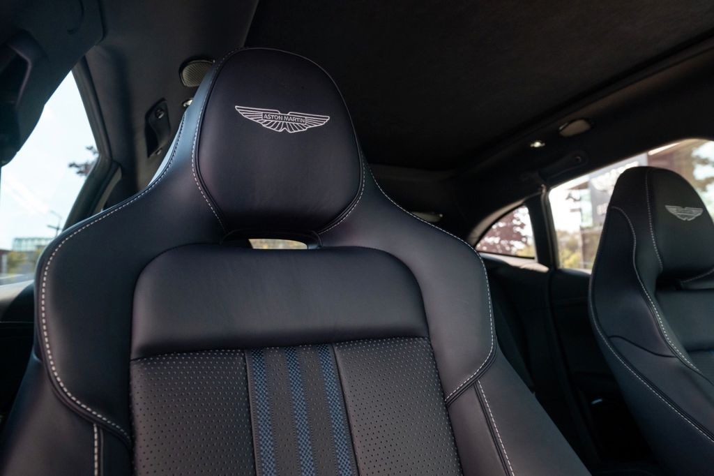 Aston Martin DBX 2024