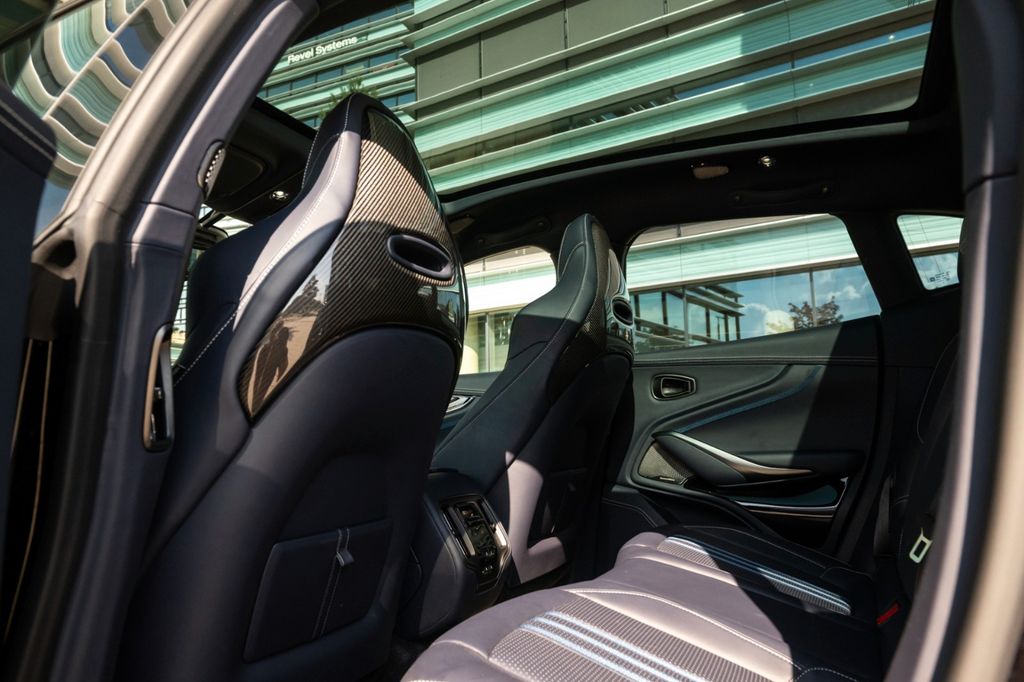 Aston Martin DBX 2024