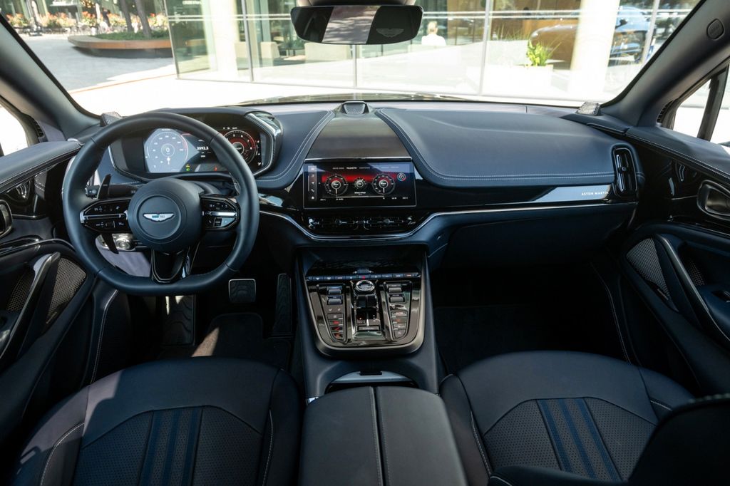 Aston Martin DBX 2024