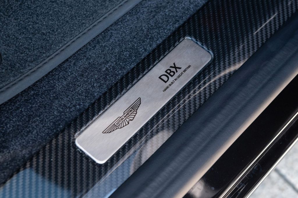 Aston Martin DBX 2024