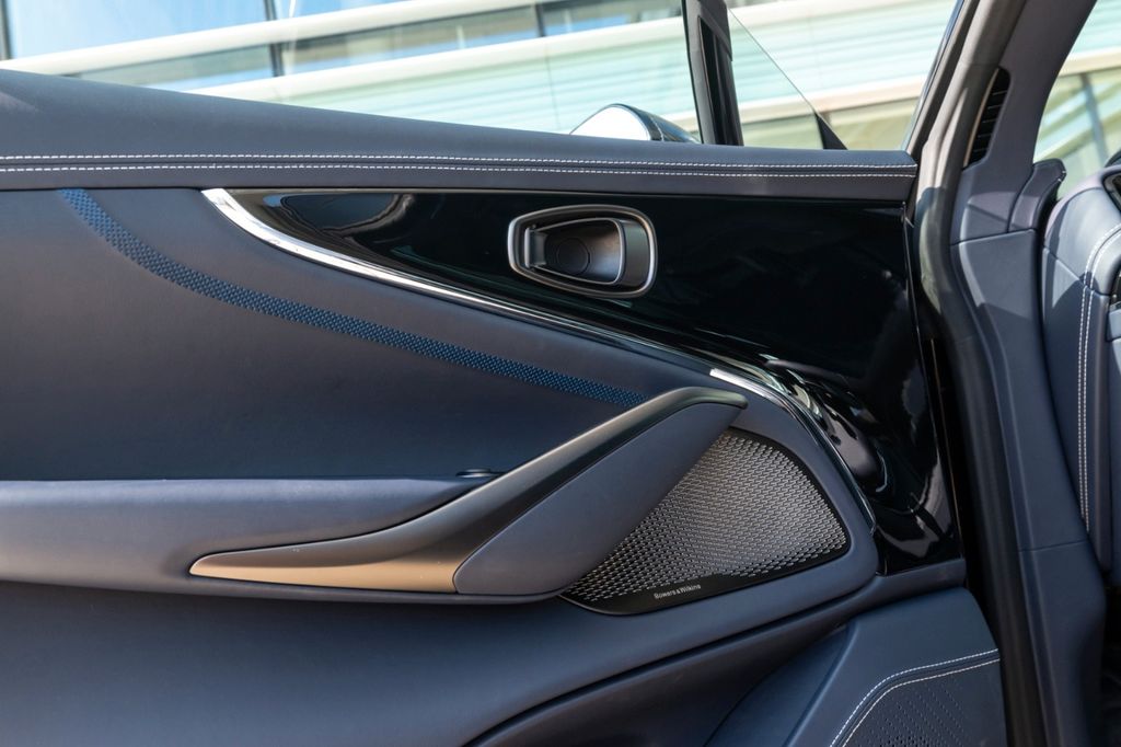 Aston Martin DBX 2024