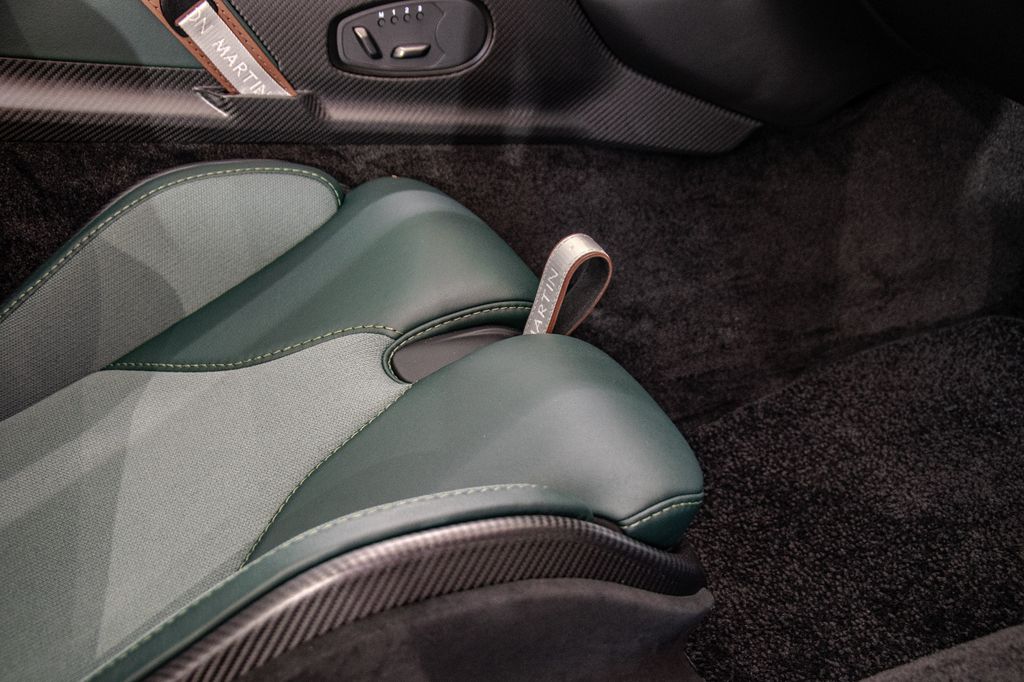 Aston Martin V12 Vantage