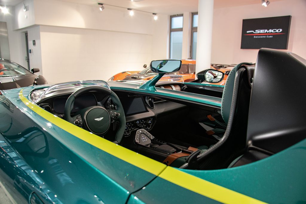 Aston Martin V12 Vantage