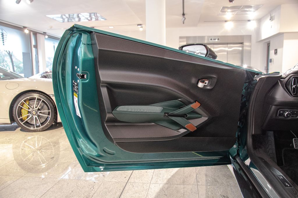 Aston Martin V12 Vantage