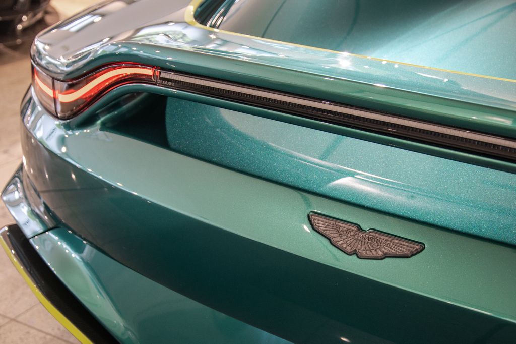 Aston Martin V12 Vantage