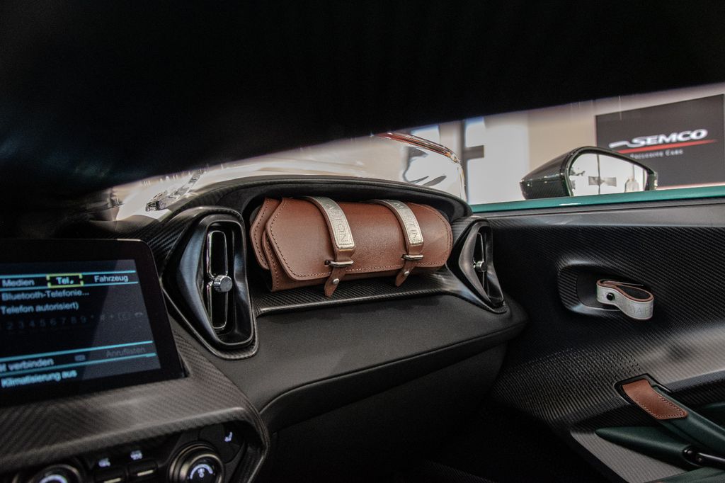 Aston Martin V12 Vantage