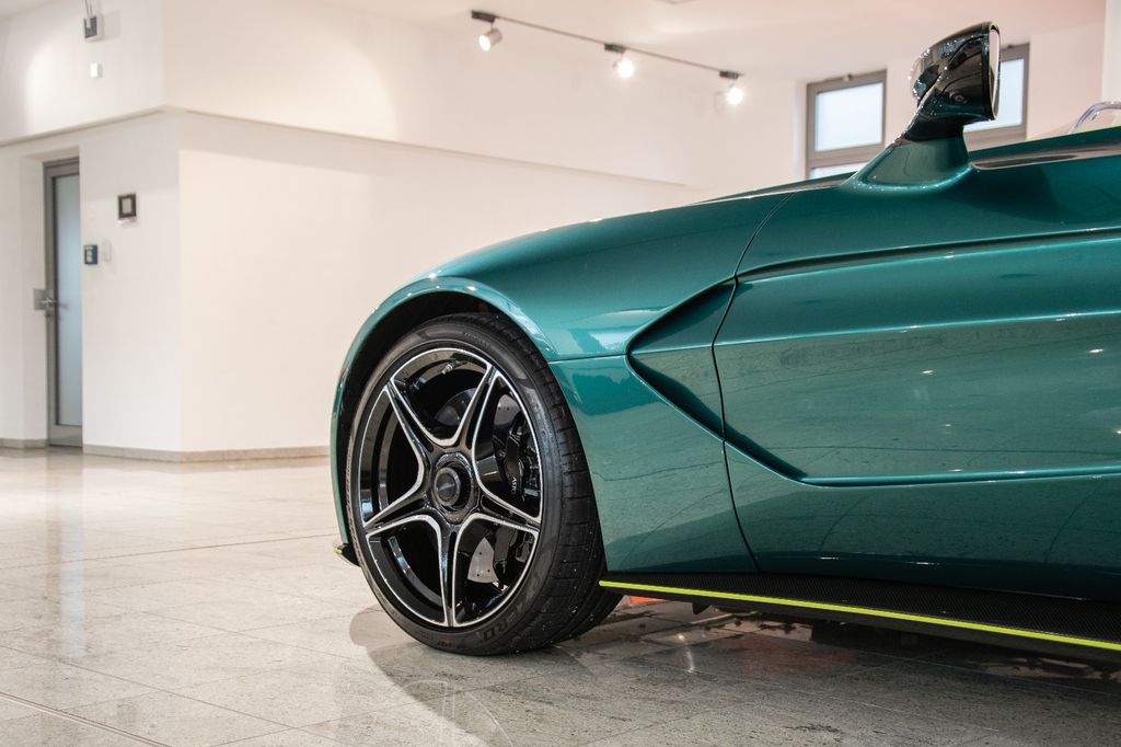 Aston Martin V12 Vantage