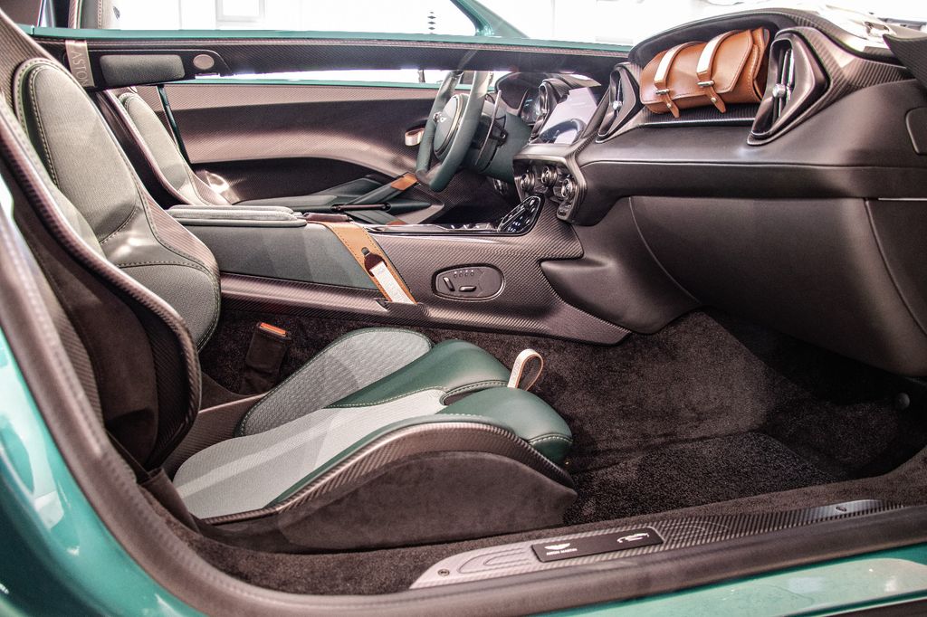 Aston Martin V12 Vantage